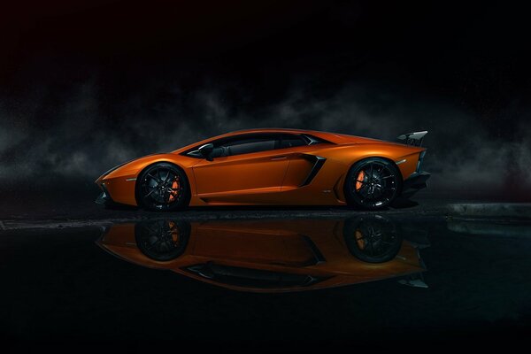 Profilo di Lamborghini arancione su sfondo nero