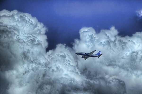 Un pequeño avión vuela en el cielo entre las nubes