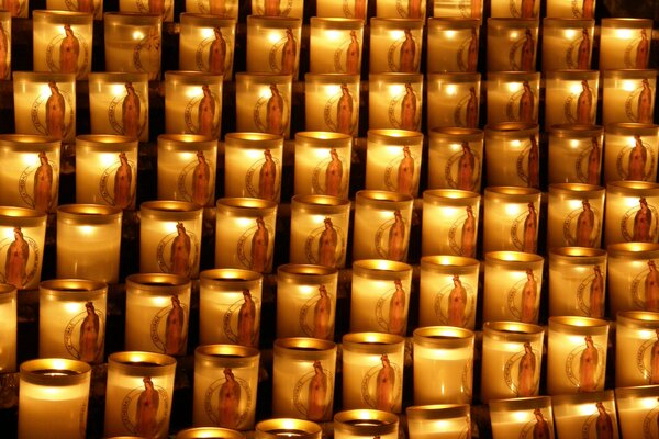 Molte candele accese nel tempio