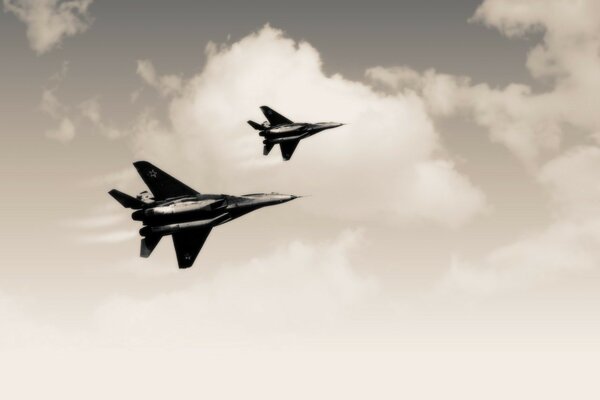 Deux avions à la vitesse de voler dans le ciel