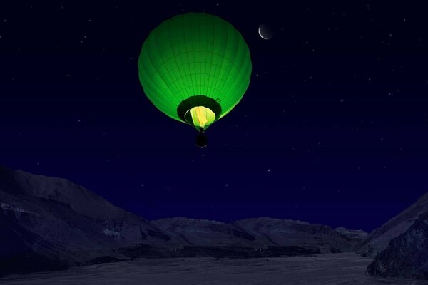 Ballon vert dans la nuit dans les montagnes