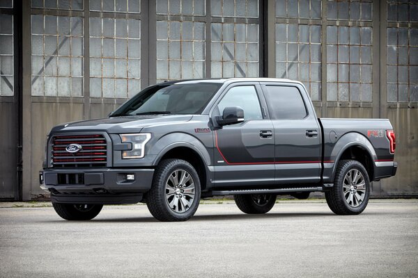 El exterior de la camioneta gris Ford F -150 lariat 2015