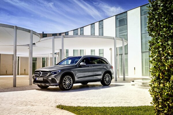 Mercedes noire sous la verrière d un haut bâtiment