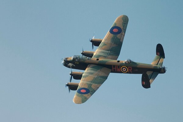 Samolot Avro Lancaster na błękitnym niebie