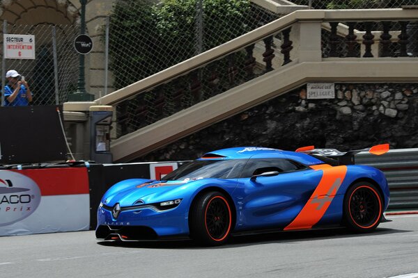 Renault se encuentra en la pista de carreras