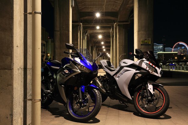 Dos motobike en las calles de la ciudad de la noche