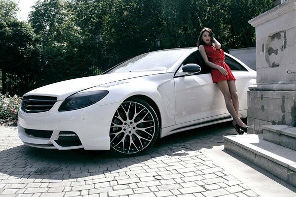 Chica espectacular, coche elegante. ¡Verano!