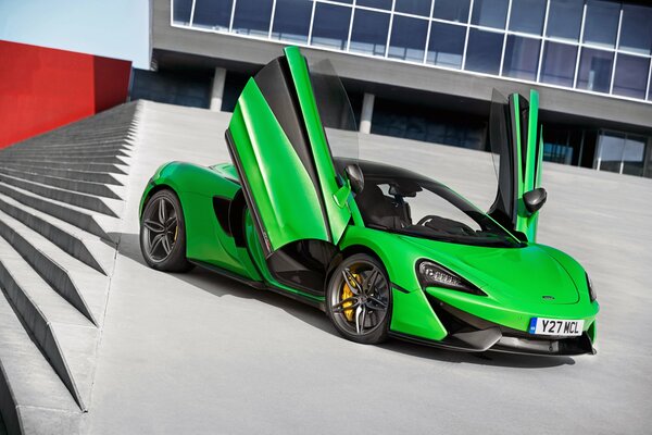 Carta da parati supercar mclaren 570S con porte aperte