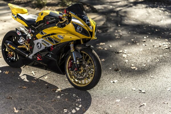 Moto di yamaha in giallo sulla strada