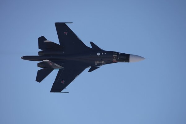 Chasseur su-34 en vol sur fond de ciel bleu