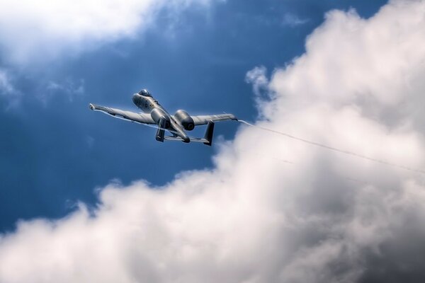 Das Flugzeug a10 hebt vor dem Hintergrund der schönen Wolken ab