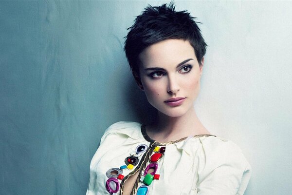 Natalie Portman with expressive eyes and short haircut