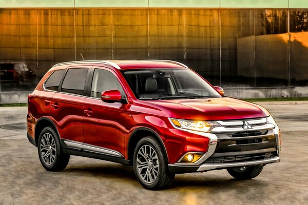 Mitsubishi Outlander rote Ansicht von der rechten Seite