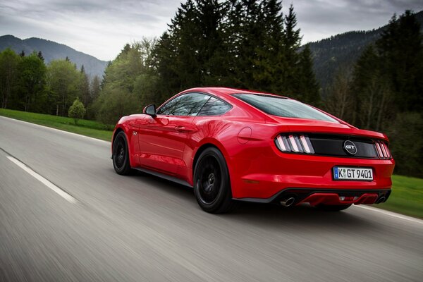 Rouge Ford Mustang GT eu-spec 2015 course sur la route