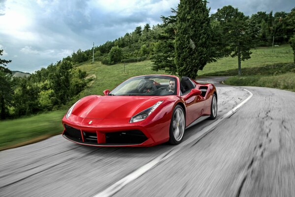 Rotes Ferrari-Cabrio auf Landstraße