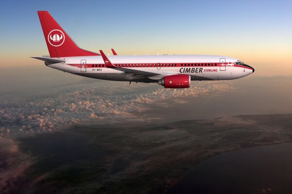 Aereo rosso e bianco tra cielo sereno