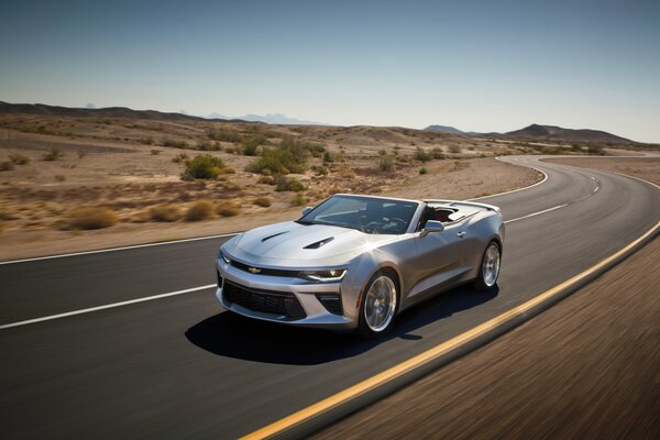 Une Chevrolet décapotable argentée en mouvement