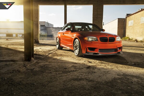 Orangefarbener Bmw in urbaner Umgebung