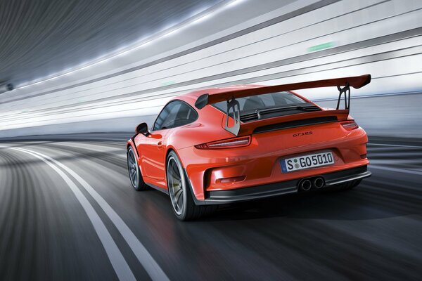 Der rote Porsche gt3 fährt schnell auf der Rennstrecke, der Blickwinkel hinten