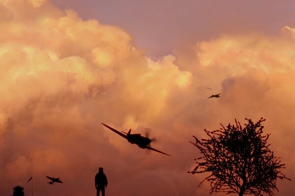 Cielo rojo anaranjado oscuro con aviones