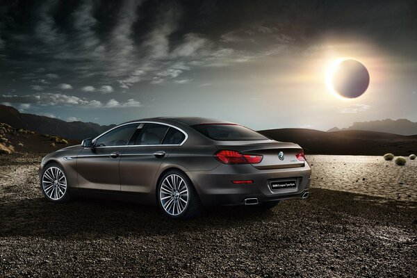 BMW mat gris sur fond d éclipse solaire