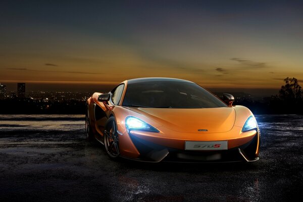 Coupé McLaren orange au coucher du soleil