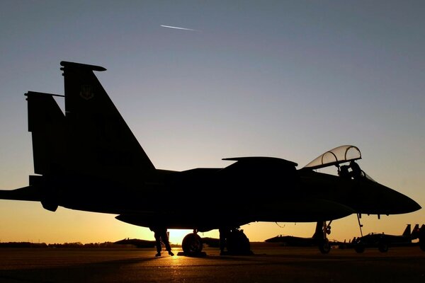 Caza f - 15 en la base durante el atardecer