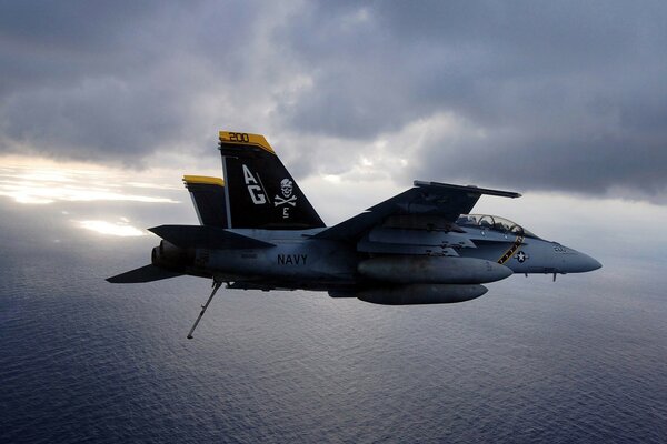 Combattant militaire dans les airs au-dessus de la mer