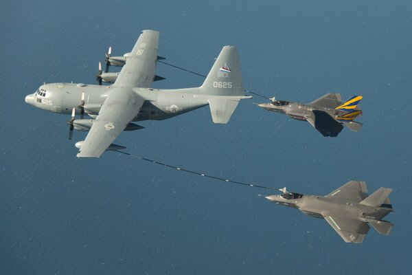 Refueling two fighters at the same time during the flight