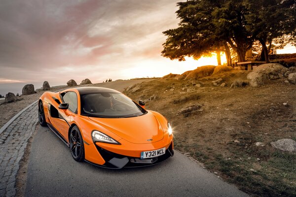 Orange mclaren unter Sonnenuntergang