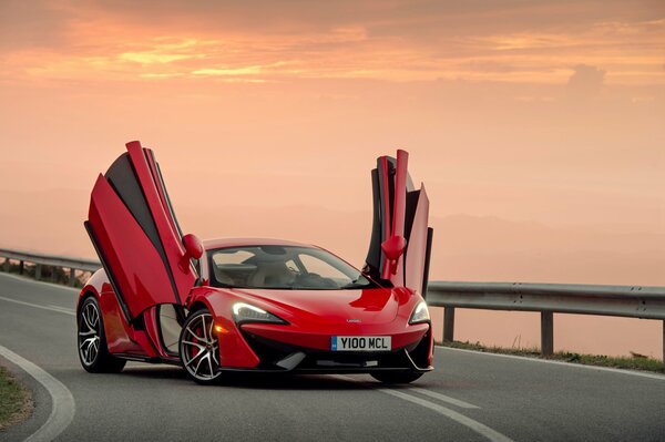 Обои суперкара mclaren 570s с открытыми дверьми во время заката