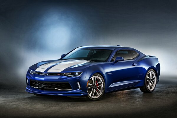 Американский мускулистый автомобиль chevrolet camaro