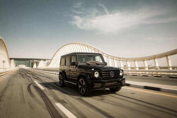 Czyste niebo i mercedes-benz G-klasse