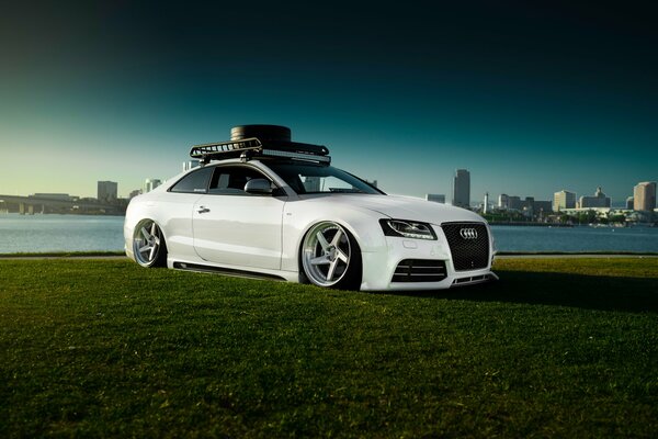 Bianco audi rs 5 stancenation sull erba verde