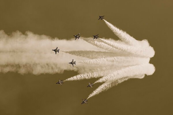 Airshow di aerei che eseguono acrobazie pericolose