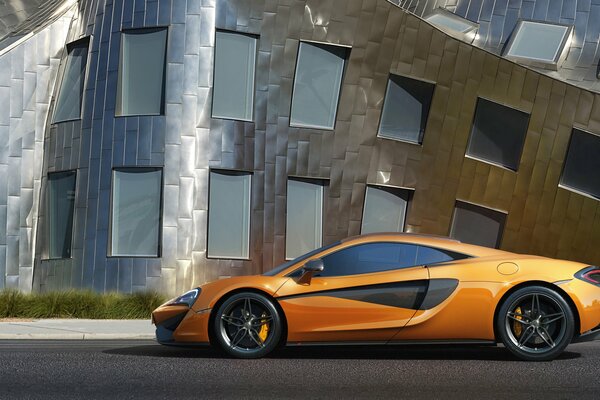 Orange Mclaren auf dem Hintergrund eines Jugendstilgebäudes