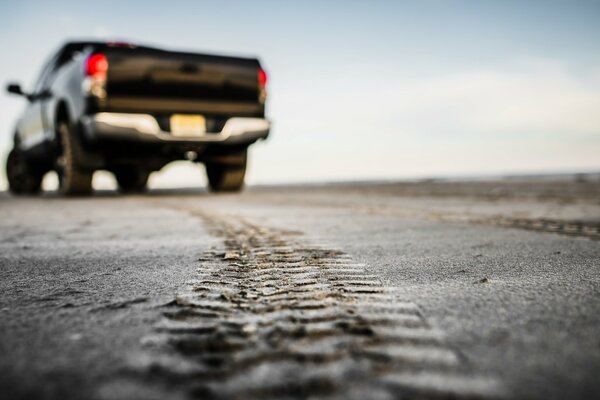 Autospur auf Landstraße