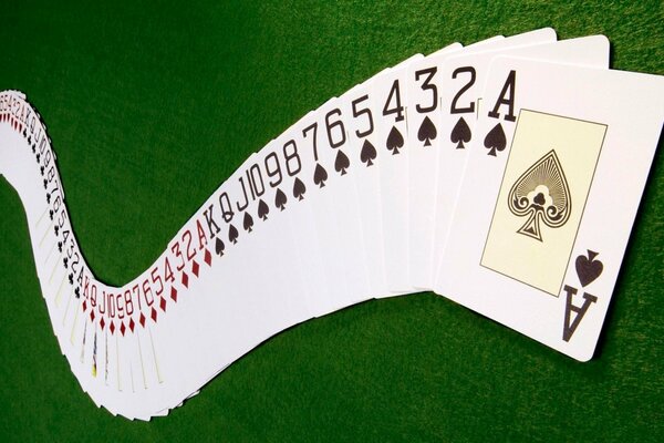 Poker. Mazzo di carte. Panno verde. Asso