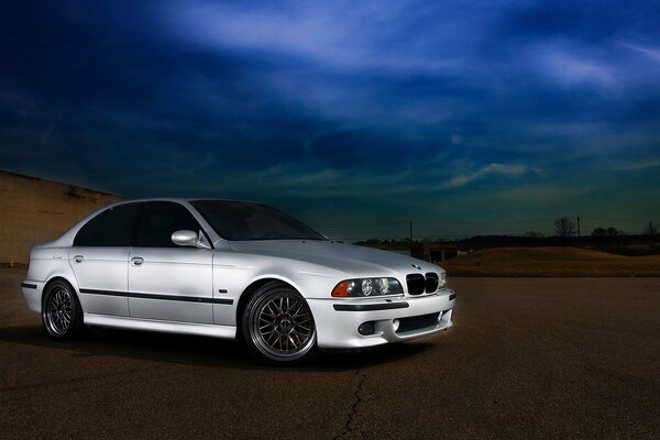 Auto BMW E39 M5 fuori strada