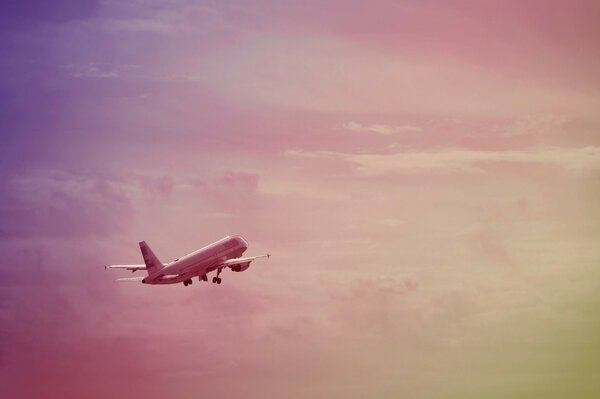 Ein Bild auf dem Desktop ein Flugzeug in den Himmel