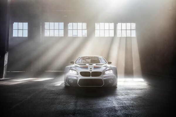 Kosmiczne srebrne fajne BMW