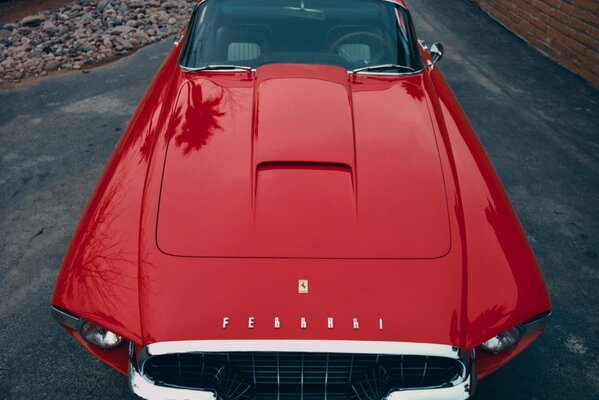 Retro Ferrari mit verchromtem Kühlergrill