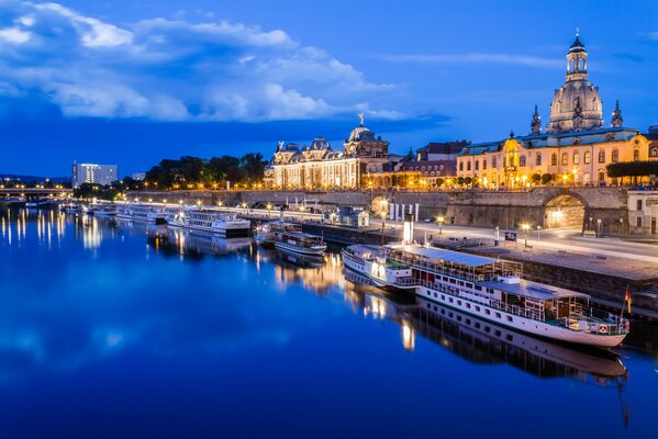 El muelle en el Neva, vespertino San Petersburgo