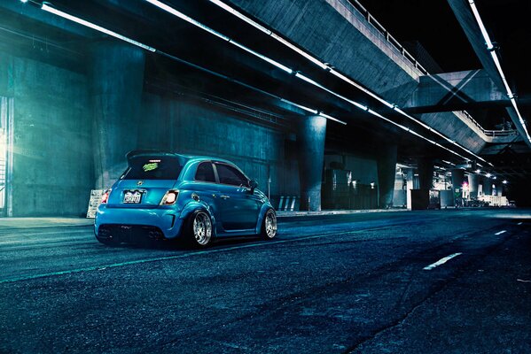 Fiat Abarth f132 blu opaco contro strade urbane grigie