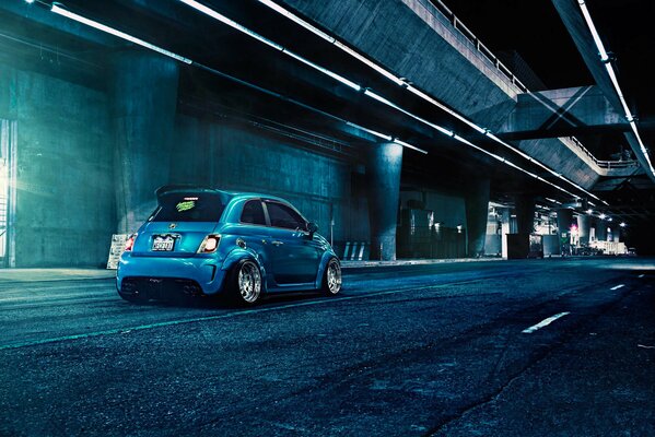 Синий матовый Fiat Abarth f132 на фоне серых городских дорог