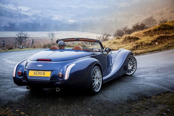 Aero 8 sur la route rurale