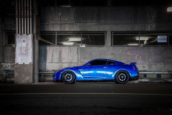 Синий Nissan gt-r r35 с красивыми дисками
