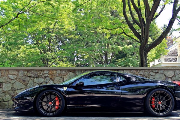 Ferrari 458 deportivo italiano en color negro