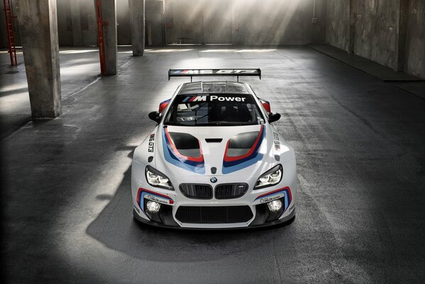 2015 weißer sportlicher bmw m6 gt3 auf dem Parkplatz