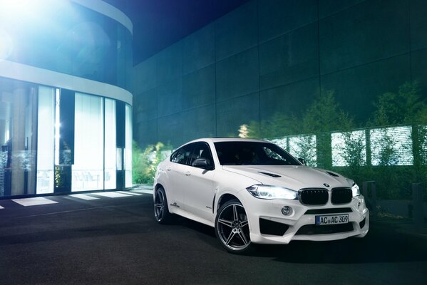 BMW blanco en la noche